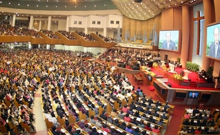 Yoido Full Gospel Church, na Coreia do Sul, é a igreja frequentada pelo maior número de pessoas do mundo. (Foto: Reprodução)