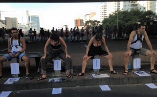 Manifestantes cospem, urinam e até defecam em fotos de políticas que consideram 'conservadores' ou 'facistas' na Avenida Paulista. (Imagem: Youtube / Reprodução)