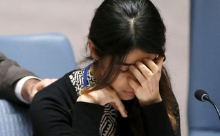 A iraquiana Yazidi, Nadia Murad Basee, de 21 anos, se emociona ao compartilhar seu testemunho aos membros do  Conselho de Segurança dos Estados Unidos. (Foto: Reuters)