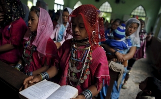 Grupo étnico participa participa de cerimônia cristã em uma igreja de Mianmar. (Foto: Reuters)