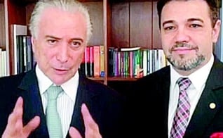 Vice-presidente Michel Temer (à esquerda) ao lado do deputado federal pastor Marco Feliciano (à direita), durante gravação de vídeo. (Imagem: Facebook)