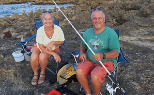 Teri Nichols (à esquerda) e seu marido, o missionário Harold Nichols (à direita), brutalmente assassinado na Jamaica. (Foto: Facebook)