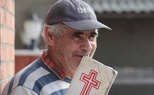 Cristão iraniano segura Bíblia nas mãos. (Foto: Sat 7)
