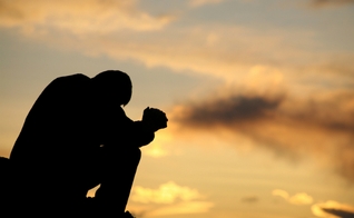 Oração no por do sol. (Foto: Plus)