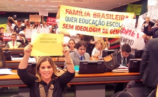 Marisa Lobo (à frente) protesta contra a ideologia de gênero em sessão da Câmara. (Foto: Arquivo Pessoal)