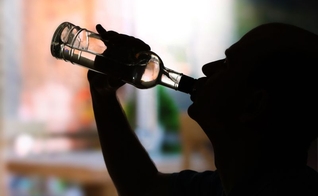 Participantes relataram "um certo grau de desejo por álcool após ver as imagens, e menos desejo por álcool após fazer uma oração. (Foto: Reprodução)