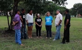 Pastor Nelson Massambani (camisa branca) é pastor, lidera o ministério Celebrando Restauração na Fundação Batista Central, trabalhando com a ressocialização de presidiários e dependentes químicos. (Foto: G1)