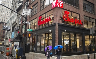 Pedestres passam em frente a uma das lojas da rede Chick-Fil-A, em MidTown, Nova York. (Foto: Reuters)