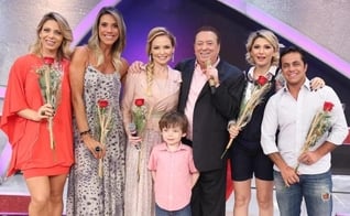 Bianca Toledo (ao meio) com as mulheres que participam do quadro "Elas Querem Saber" e o apresentador Raul Gil. (Foto: PortalVerTube)