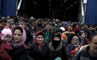 Refugiados sírios chegam a bordo de uma balsa de passageiros ao porto de Pireu, em Atenas, Grécia, no dia 29 de outubro de 2015. (Foto: Reuters)