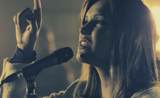 O álbum Paz é o sexto título da cantora que não lançava um álbum de inéditas há quatro anos. (Foto: Reprodução / YouTube).