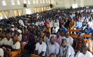 Cristãos participam de culto na Nigéria. (Foto: BBC)