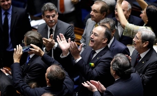 Favoráveis ao impeachment, senadores aplaudem resultado da votação. (Foto: Ueslei Marcelino / Reuters)