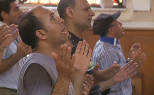 Cristãos participam de culto em igreja no Egito. (Imagem:  captura de tela / CNN)