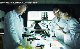 Em trecho do novo documentário de Stephens, médicos avaliam evidências de curas milagrosas em laboratório. (Imagem: Youtube)
