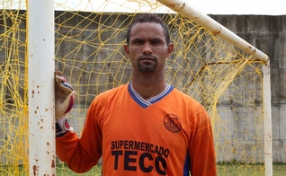 Bruno aproveita o campo da Apac para continuar treinando como goleiro. (Foto: Globo Esporte)
