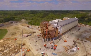 Os criadores não estão se preparando para um dilúvio real, já que a embarcação não pode flutuar. (Foto: Reprodução/Youtube)