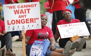 Em abril de 2014, cerca de 300 estudantes foram raptadas pelos extremistas em Chibok. (Foto: Reprodução).