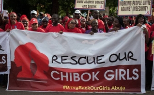 Famílias de Chibok protestam, pedindo que o governo nigeriano resgate suas filhas do domínio do Boko Haram. (Foto: Daily Maverick)
