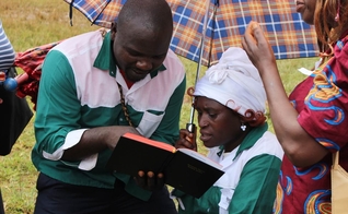Para obter a licença, os pregadores de Kaduna devem passar pela triagem de um comitê inter-religioso. (Foto: Wycliffe)