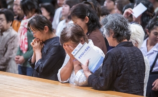 Japoneses se emocionam durante homenagem às vítimas de Fukushima, no Japão. (Foto: BGEA)
