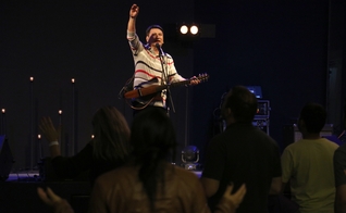 Pastor Massao Suguihara durante a Conferência de Intercessão e Adoração "O Som da Noiva". (Foto: Guiame/ Marcos Paulo Corrêa)