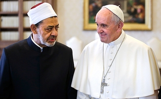 O papa Francisco recebeu o líder religioso da Mesquita de al-Azhar, Ahmed al-Tayeb, no Palácio Apostólico. (Foto: Max Rossi/Associated Press)