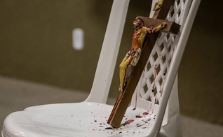 Imagem de Jesus Cristo crucificado, já respingada pelo sangue do ator Ari Areia. (Foto: Junior Ratts)