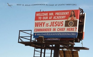 "Sr. presidente, seja bem-vindo à nossa Academia [da Força Aérea]. Por que Jesus é o comandante-chefe aqui?", dizem as palavras do outdoor. (Foto: Reprodução/Fundação Liberdade Religiosa Militar)