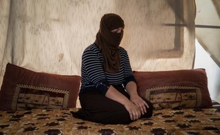 Foto de uma mulher foi postada recentemente por um dos combatentes do Estado Islâmico no Facebook, em forma de anúncio. (Foto: Washington Post)