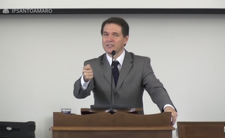 O pastor prega sobre as novas formas de cristianismo. (Foto: Reprodução/Youtube).