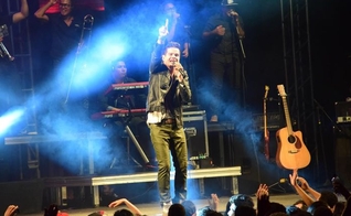 Vocalista do Trio Salvador, Edu Pontes, durante apresentação da banda. (Foto: Reprodução)