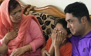 Garoto chora pela morte da mãe, Mahmuda Begum, que foi esfaqueada na cabeça por três homens em Chittagong. (Foto: AFP/Getty Images)