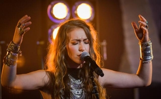 Lauren Daigle recebeu tanto o prêmio de “Artista do Ano” como também de “Artista Feminina do Ano”. (Foto: K-LOVE).