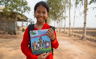 Thida relata que a decisão de entregar a vida para Jesus mudou também a relação dela com seus pais. (Foto: Samaritan Purse).
