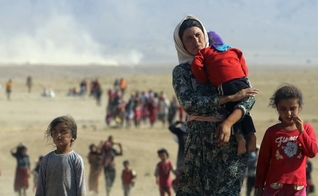 O Estado Islâmico tem invadido cidades e obrigado minorias étnicas e religiosas a fugirem de suas terras / casas. (Foto: Reuters)
