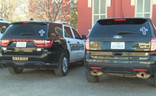 Carros de polícia do condado de Brewster, com cruzes expostas em seus vidros traseiros. (Foto: My States Man)