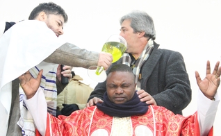 Arcebispo africano Bwambale Monday Wilson é ungido pelo Ap. Joel Engel. (Foto: Divulgação)