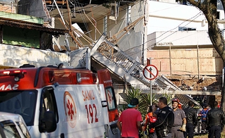 O imóvel da igreja Assembleia de Deus Madureira - Campo do Taboão passava por uma reforma e os bombeiros acreditam que estas obras possam ter abalado a estrutura do imóvel. (Foto: Folha de S. Paulo)