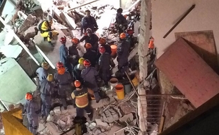 O Corpo de Bombeiros continua trabalhando para localizar e resgatar Vanda Maria Martins, de 54 anos, que ainda está soterrada.