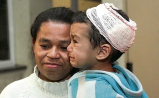 Vera Lúcia de Lima Jesus, 37, se desesperou ao ver dois de seus quatro filhos soterrados pelos escombros. (Foto: Claudinei Plaza/DGABC)
