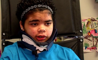 Kyla Roberts, de 14 anos, foi lançada para fora do carro em um grave acidente que aconteceu no dia 6 de março. (Foto: Reprodução/WTVR)