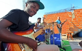 Vinicius Coelho - ou “Vini King”, como também é chamado fazendo referência a BB King, é um jovem tímido, mas muito habilidoso com a guitarra. (Foto: Estadão).