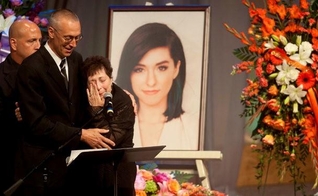 A cerimônia foi acompanhada por membros de sua família, incluindo seu pai, Albert Grimmie, que falou, emocionado, que sua fé continua firme em Deus, apesar da dura perda. (Foto: Reuters)
