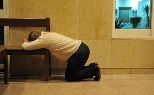 Imagem ilustrativa. Homem orando dentro de um hospital. (Foto: Bible League International)