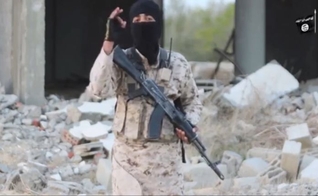 Um homem mascarado, identificado como Abu Zubair Al-Masri, que ameaça os cristãos. (Foto: Reprodução/YouTube)