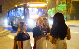 Andressa Urach evangelizando prostitutas, travestis e moradores de rua. (Foto: Allan Andrade)