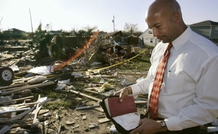 Prefeito Ray Nagin folheia a Bíblia encontrada nos destroços da casa de uma mulher de 85 anos, atingida por um tornado. (Foto: Reuters)