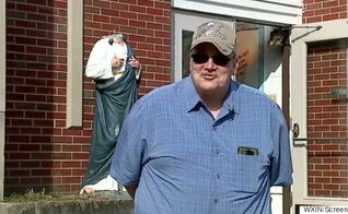 Pastor Brad Flaskamp em frente à sua igreja. (Foto: Huffington Post Canada)
