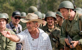 Mel Gibson dirigindo cenas de Hacksaw Ridge. (Foto: JC Magazine)
